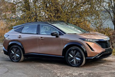 lviv Ukrayna - 11 09 2023: Japon SUV Nissan Aria park yerinde altın renkli, yeni elektrikli bir araba, modern ekonomik bir araba