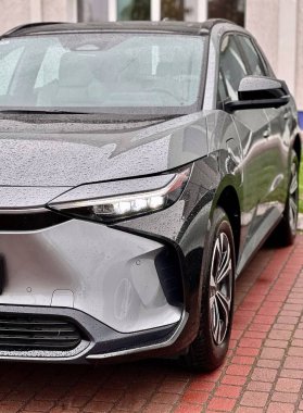 Lviv Ukrayna - 11 05 2023: Toyota bz4x Gri renkli elektrikli araba sokakta araba galerisinin önündeki otoparkta