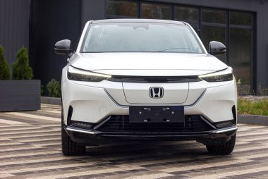 Lviv Ukrayna - 11 05 2023: Elektrikli yeni beyaz araba Honda E-HS1, ekolojik elektrikli araçların satışı, seçici odak noktası