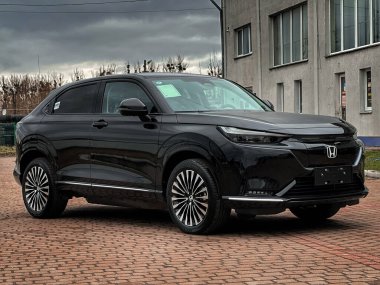 Lviv Ukrayna - 11 05 2023: Elektrikli yeni siyah araba Honda e: HS1, ekolojik elektrikli araçların satışı, seçici odak noktası