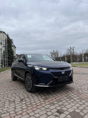 Lviv Ukrayna - 11 05 2023: Elektrikli yeni mavi araba Honda e: HS1, ekolojik elektrikli araçların satışı, seçici odak noktası