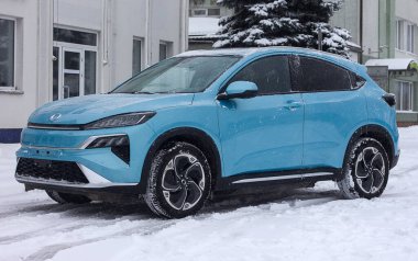 Lviv Ukrayna - 01 07 2024: Modern elektrikli araba Honda M-NV kışın bir otoparkta, seçici bir odak noktası