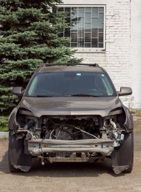  Bir kazadan ya da patlamadan sonra otoparkta duran kırık bir araba.