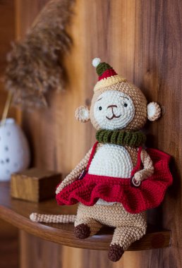İç kısımda örülmüş oyuncak maymun amigurumi, el yapımı oyuncaklar, seçici fokus.