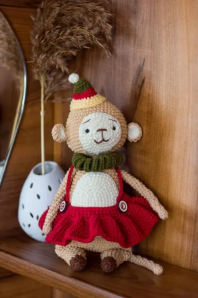 İç kısımda örülmüş oyuncak maymun amigurumi, el yapımı oyuncaklar, seçici fokus.