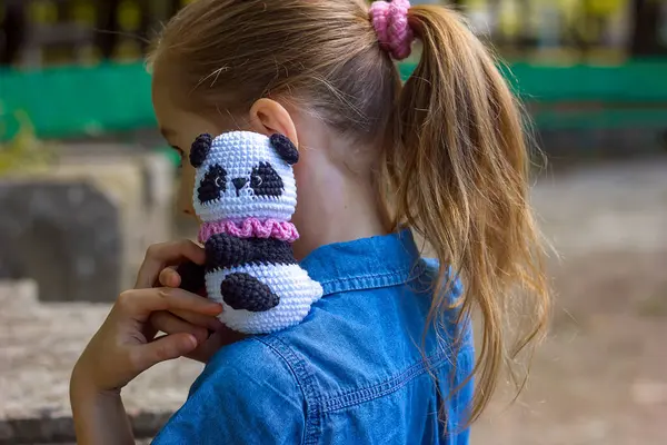Küçük kız elinde panda oyuncağı, el yapımı oyuncaklar.
