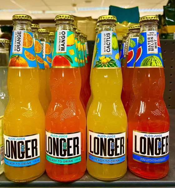 Lviv Ukrayna - 04-7 2025: Düşük alkollü meyve bir mağazanın rafındaki cam şişede daha uzun iç