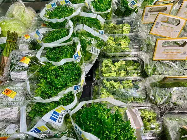 Lviv Ukrayna - 04 12 2025: taze sebze ve salata tezgahta, vitamin zengini sağlıklı yiyecekler