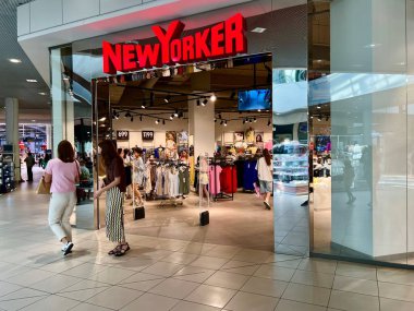 Lviv Ukrayna - 06 07 2025: Süpermarketteki şık giyim mağazasının girişi