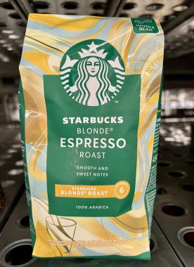 Lviv Ukrayna - 06: 29: 2025: Bir mağaza rafında Starbucks paketinde popüler kahve markası