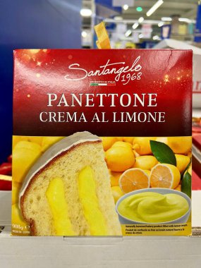 Lviv Ukrayna - 08 02 2025: Noel pastaları İtalyan limonlu pannetone keki süpermarkette bir rafta duruyor.