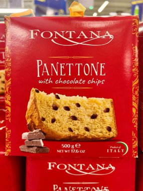 Lviv Ukrayna - 08 02 2025: Noel pastası İtalyan panettone keki ve çikolata parçalı bir paket