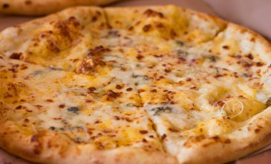 Peynirli pizza yakın çekim, pizza teslimatı