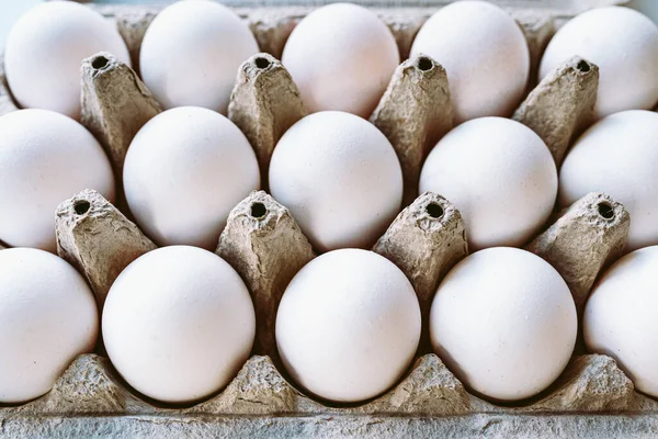 段ボールトレイの天然のファームエッグ トップビュー ソフトフォーカス 卵は再利用可能な再生紙トレイに列に積層されます 健康的な食のコンセプト — ストック写真