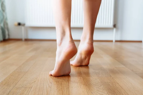 Walk Barefoot Tiptoe Parquet Floor Women Feet Walking Warm Underfloor — Stock Photo, Image