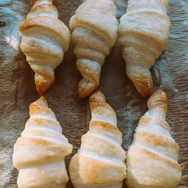 Croissant Bakplåten Ovanifrån Krispiga Bakade Croissanter Beströdda Med Socker Bakpapper — Stockfoto