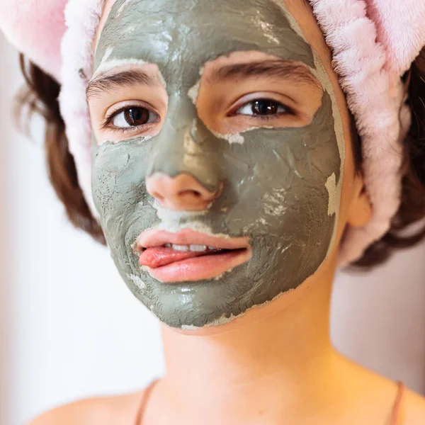 Dziewczyna Nastolatka Masce Kosmetycznej Zielonej Gliny Zbliżenie Twarzy Miękkie Selektywne — Zdjęcie stockowe