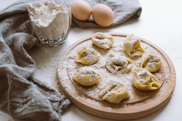 意大利饺子或饺子在切圆木板上撒上面粉 烹调工艺 意大利传统的多特利尼面食 — 图库照片