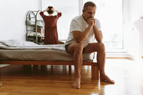 Hombre Mediana Edad Que Sufre Insomnio Depresión Sienta Cama Dormitorio —  Fotos de Stock