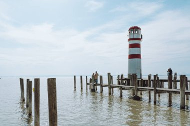 Podersdorf Deniz Feneri. Neusiedl Gölü 'ndeki deniz feneri, Burgenland, Avusturya Deniz feneri Avusturya Wooden rıhtımında deniz feneri. Avusturya, 03 2023