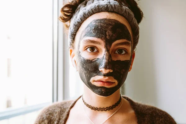 Portrét Hnědooké Mladé Brunetky Obvazem Vlasech Černou Kosmetickou Maskou Obličeji — Stock fotografie
