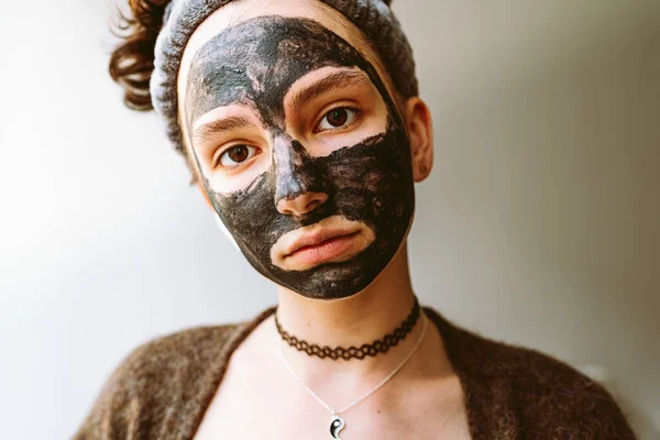 Detail Tvář Mladá Dívka Černé Kosmetické Masce Hnědýma Očima Obvaz — Stock fotografie