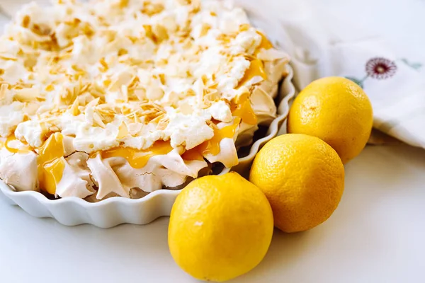 Безе Лимонным Творогом Белковый Десерт Взбитыми Сливками Ярко Желтым Лимонным — стоковое фото