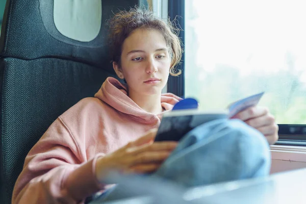Menina Adolescente Com Capuz Rosa Senta Pela Janela Carro Trem — Fotografia de Stock