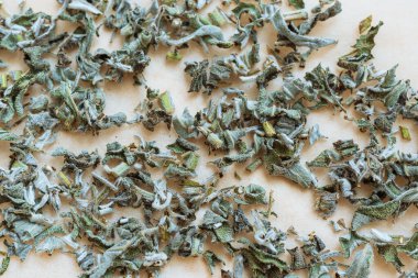 Baharatlı kuru otlar kağıt üzerinde adaçayı. Kurutulmuş baharat, baharat, şifalı bitki çayı.