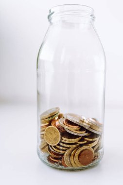 Cam kavanozda birkaç bozukluk, gelecek için para biriktirme, kredi yatırım konsepti, tasarruf
