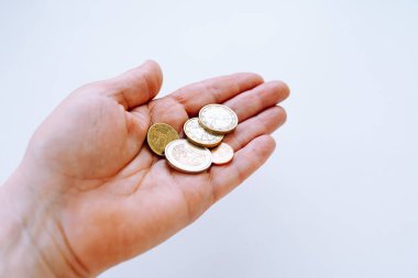Eldeki paralar beyaz arkaplanda. İş ve finans kavramı, tasarruf, yoksulluk, tasarruf, düşük maaş