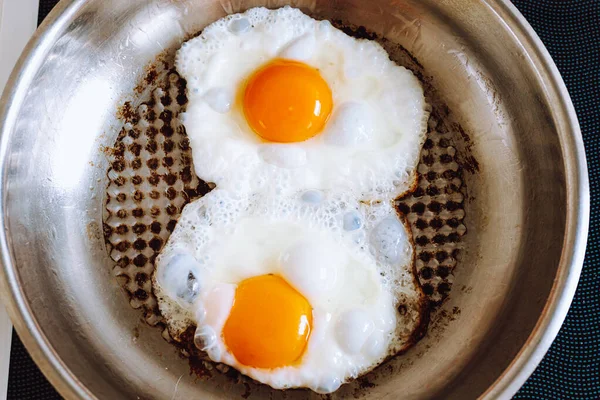 金属鍋でスクランブルエッグを焼きます 2つのための揚げ卵朝食 甘やかされた食べ物 焼きたての食べ物 — ストック写真
