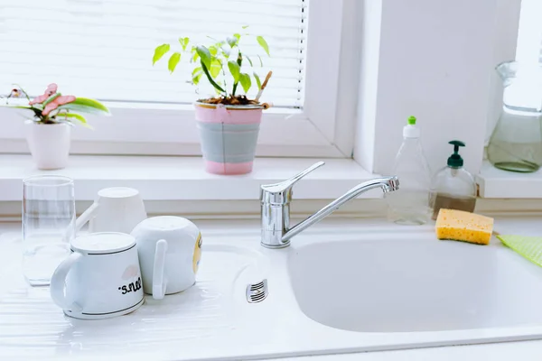 Weiße Küchenspüle Mit Abgewaschenem Geschirr Großes Fenster Spüle Und Wasserhahn — Stockfoto
