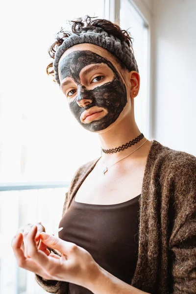Młoda Kobieta Kosmetycznej Czarnej Masce Bandażem Włosach Robi Manicure Stoi — Zdjęcie stockowe