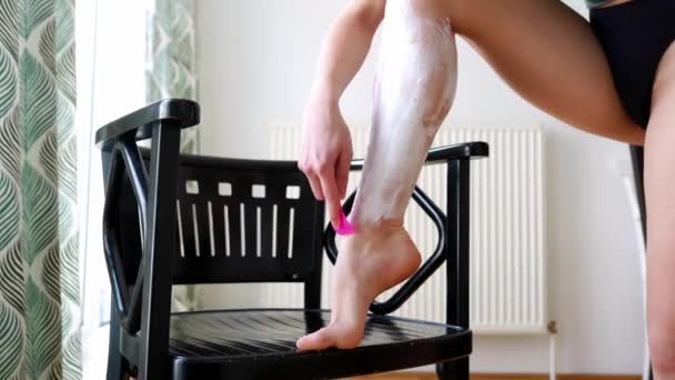 여자가 맨발에 비강을 사용하여 표면의 제거하여 부드럽고 명암처럼 보이게 크림을 — 비디오