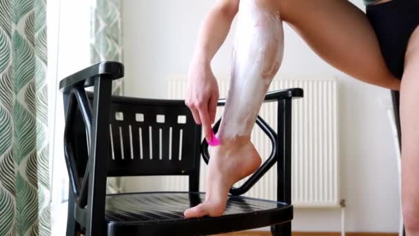 여자가 맨발에 비강을 사용하여 표면의 제거하여 부드럽고 명암처럼 보이게 크림을 — 비디오