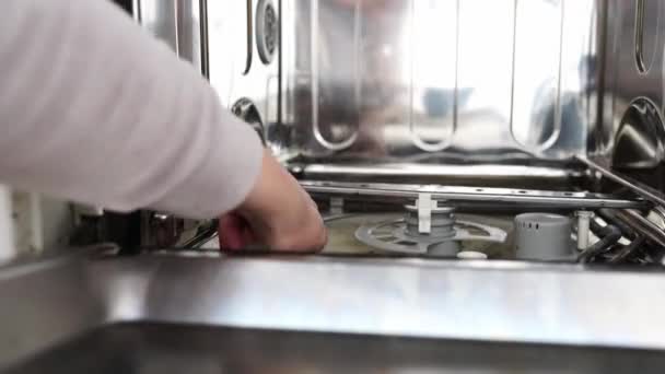 Женская Рука Открывает Соляной Контейнер Посудомоечной Машине Залить Соль — стоковое видео