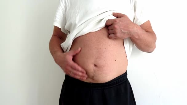 Knubbig Man Med Mage Skakar Fett Visar Slapp Hud Begreppet — Stockvideo