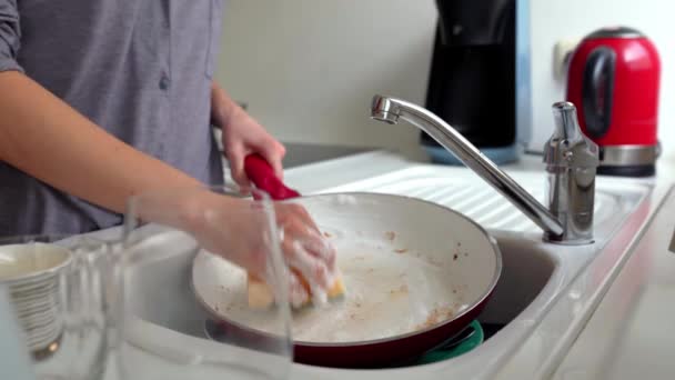 女人们在家里厨房里用手洗油腻 烧焦的油锅 陶瓷涂层 毛巾和洗碗清洁剂 概念例程 手工家务活 — 图库视频影像
