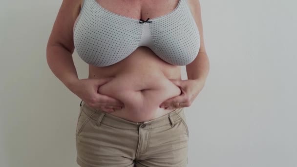 Αγνώριστη Γυναίκα Ροζ Μπλούζα Που Τρέμει Την Κοιλιά Σφίγγει Λίπος — Αρχείο Βίντεο