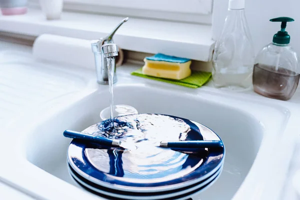 Kitchen Sink Kitchen White Facades Filled Dirty Unwashed Dishes Concept — Stock Photo, Image