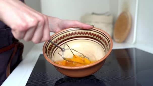 Etapy Gotowania Omlet Kuchni Domowej Młode Kobiety Ręcznie Whisking Żółtka — Wideo stockowe