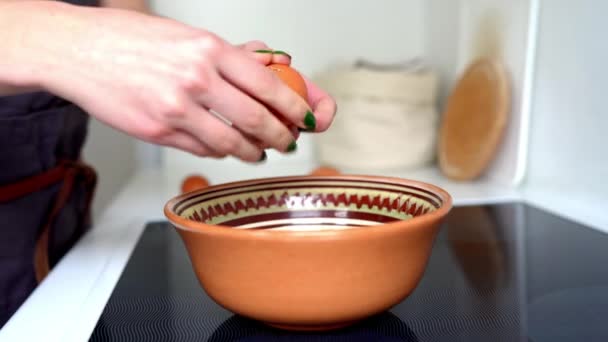 Etapele Gătit Omletă Legume Bucătăria Acasă Femeie Într Șorț Maro — Videoclip de stoc