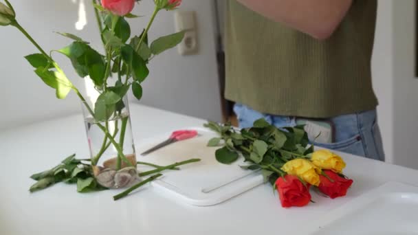 Atrakcyjna Szczupła Nastolatka Dbająca Cięte Kwiaty Róż Bukiet Zastępująca Wodę — Wideo stockowe