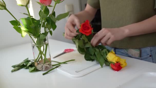 Atraktivní Štíhlá Puberťačka Pečující Krájené Květiny Růží Kytice Nahrazující Vodu — Stock video