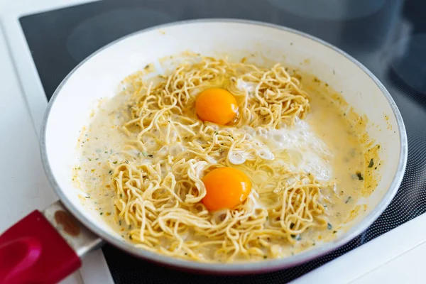 卵と中国の揚げ麺 チーズ フライパンでスパイス — ストック写真