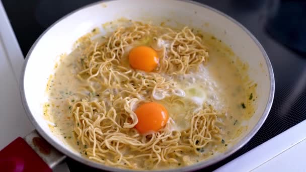 Noodles Koken Bouillon Met Eigeel Kaas Koekenpan — Stockvideo