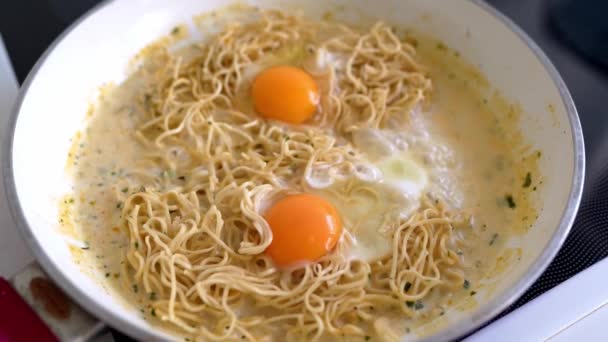 卵黄とスープに麺を沸騰 チーズ フライパンで — ストック動画