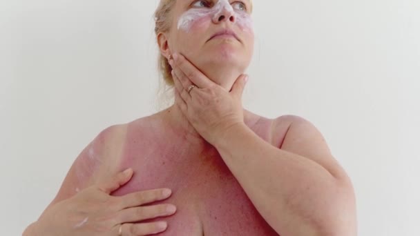 Framsidan Naken Vacker Kvinna Årsåldern Applicera Återfuktande Efter Sol Kroppslotion — Stockvideo