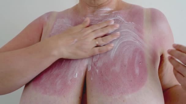 Framsidan Naken Vacker Kvinna Årsåldern Applicera Återfuktande Efter Sol Kroppslotion — Stockvideo